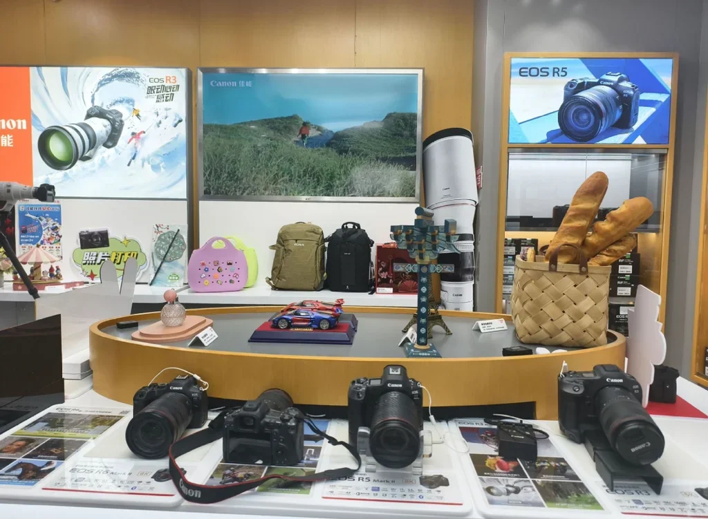 佳能认证店内EOS R3、R5 Mark II、R6 Mark II专微真机体验台与试拍展陈实拍