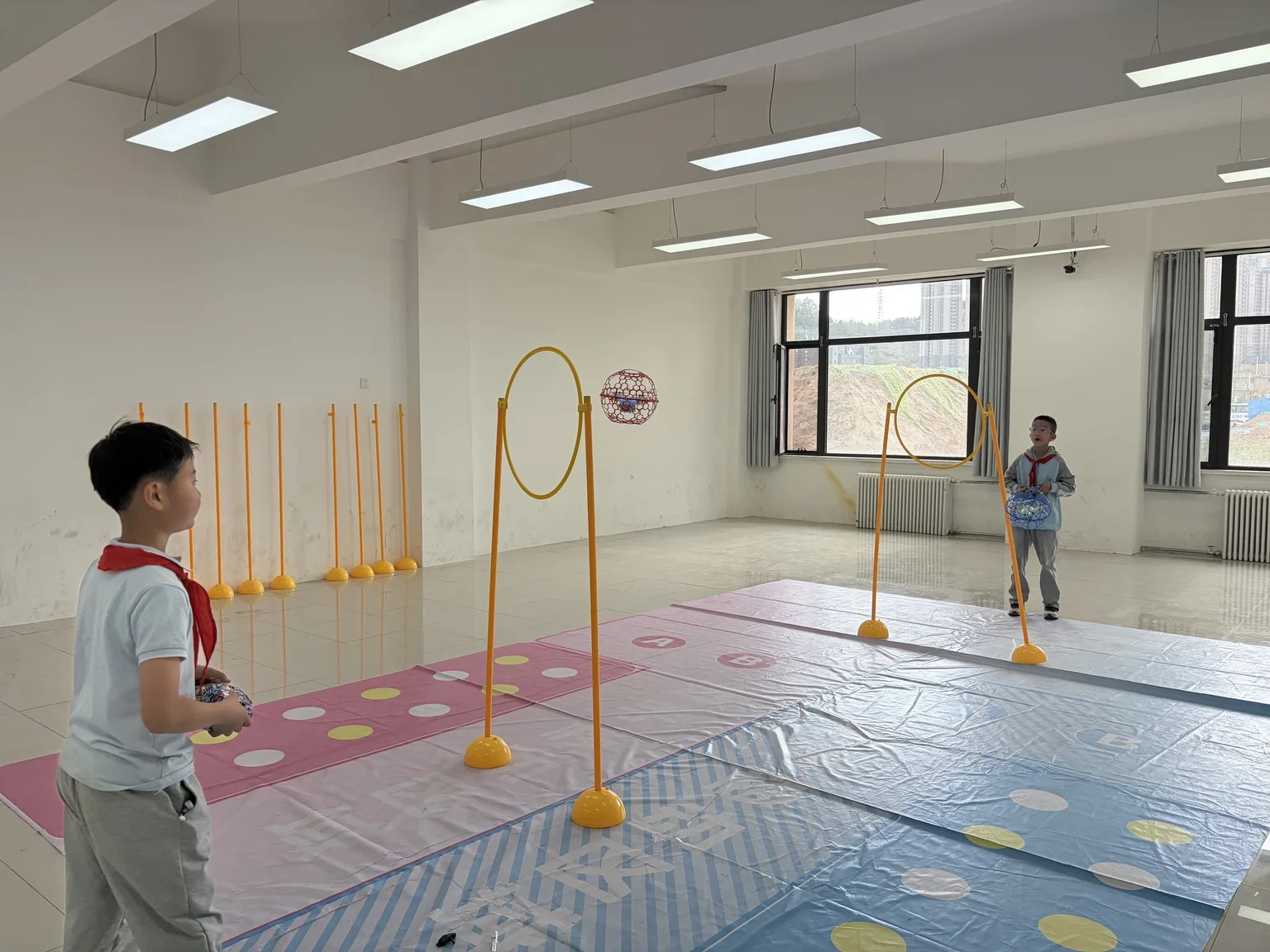 左家湾学校无人机双环连续穿越与姿态平衡训练