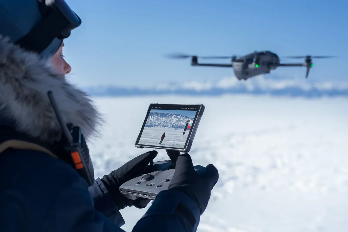 大疆 Mavic 4 Pro 高原实测带屏遥控器与实飞画面