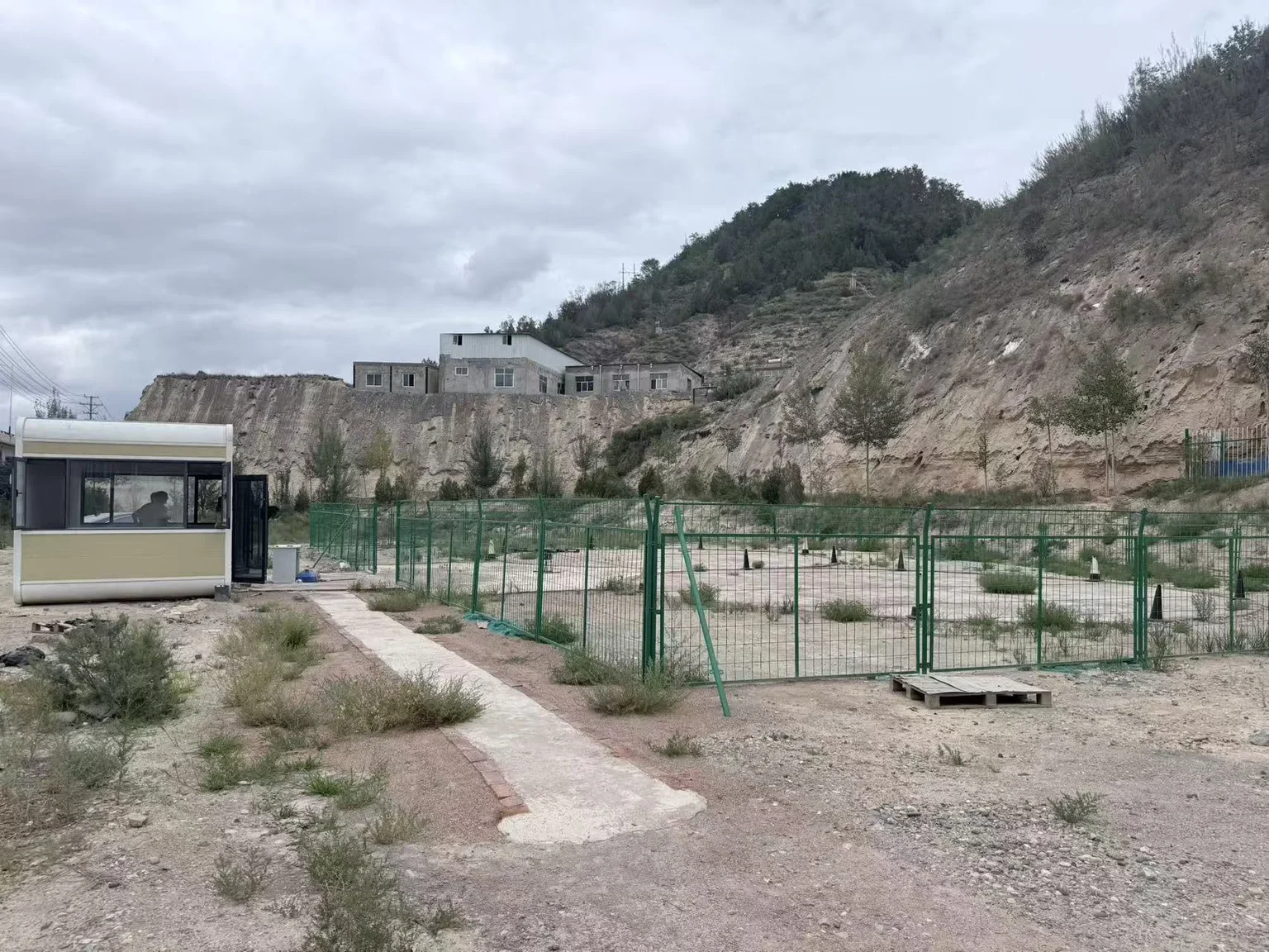 飞行基地室外场地全景与学员观摩控制室